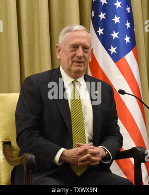 Stati Uniti Il Segretario della Difesa James Mattis incontra il presidente israeliano Reuven Rivlin, non visto, presso la residenza presidenziale a Gerusalemme, Israele, 21 aprile 2017. Mattis è su un viaggio di una settimana in Medio Oriente ed è la sua prima visita in Israele come Segretario della Difesa. Foto di Debbie Hill/UPI Foto Stock