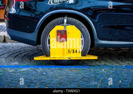 A Morsetto di bloccaggio di ruota sulla macchina parcheggiata in Praha, Repubblica Ceca Foto Stock