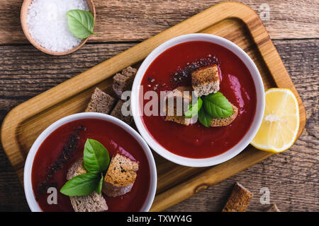 Tradizionale zuppa di pomodoro guarnita con pane di segale crostini e timo, impianto basato cibo, vicino il fuoco selettivo, vista dall'alto Foto Stock