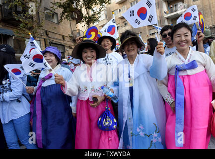 I Cristiani Pro-Israel indossare costumi colorati e onda Sud bandiera coreana in Gerusalemme annuale marzo durante il Sukkot o Festa dei Tabernacoli, festa ebraica di Gerusalemme, Israele, 10 ottobre 2017. Oltre 6 mila cristiani provenienti da più di 90 nazioni sono venuti in Israele per celebrare Israele il cinquantesimo anniversario della riunificazione di Gerusalemme nella Guerra dei sei giorni nel 1967. Foto di Debbie Hill/UPI Foto Stock