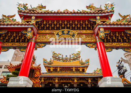 Bella e tradizionale gate ornati di Kwan Tai tempio situato nel centro di Yokohama Chinatown Foto Stock