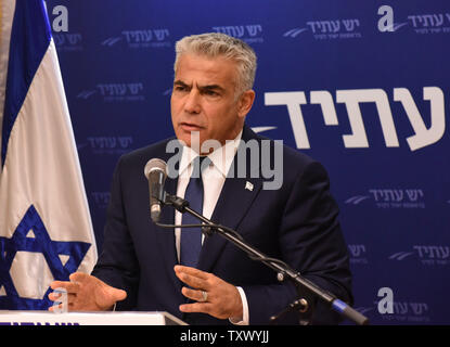 Uomo politico israeliano Yair Lapid parla durante la Yesh Atid riunione di partito della Knesset, il Parlamento, a Gerusalemme, Israele, Novembre 27, 2017. Foto di Debbie Hill/UPI Foto Stock