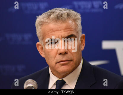 Uomo politico israeliano Yair Lapid parla durante la Yesh Atid riunione di partito della Knesset, il Parlamento, a Gerusalemme, Israele, Novembre 27, 2017. Foto di Debbie Hill/UPI Foto Stock