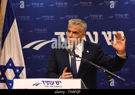 Uomo politico israeliano Yair Lapid parla durante la Yesh Atid riunione di partito della Knesset, il Parlamento, a Gerusalemme, Israele, Novembre 27, 2017. Foto di Debbie Hill/UPI Foto Stock