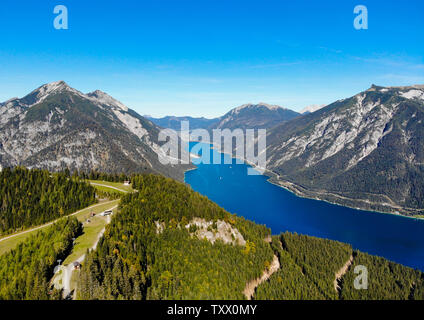 Vista aerea sul lago Achensee - Lago di Achen in Tirolo con montagne delle Alpi. Austria. Foto Stock