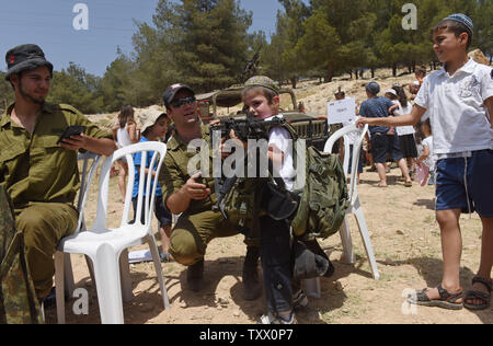 Un ragazzo ebreo di esercito indossa ingranaggio e detiene un fucile d assalto mentre si celebra Israele il settantesimo giorno di indipendenza a un display militare nell'Ma'ale Adumim insediamento ebraico, West Bank, 19 aprile 2018. Foto di Debbie Hill/UPI Foto Stock