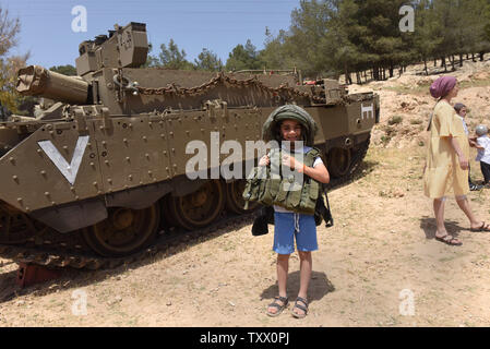 Un ragazzo ebreo di esercito indossa l'ingranaggio nella parte anteriore di un corazzato trasporto di personale su Israele il settantesimo giorno di indipendenza a un display militare nell'Ma'ale Adumim insediamento ebraico, West Bank, 19 aprile 2018. Foto di Debbie Hill/UPI Foto Stock