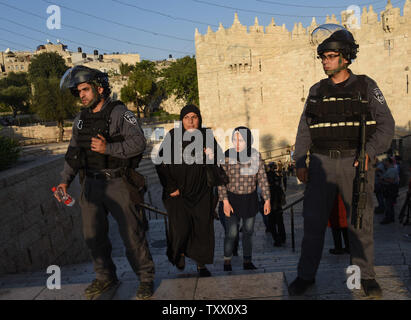 Palestinesi a piedi passato israeliano di polizia di frontiera al di fuori porta di Damasco della Città Vecchia di Gerusalemme, 15 maggio 2018, i palestinesi sono anche la marcatura del Naqba, un giorno dopo la dedizione di U.S. Ambasciata in Gerusalemme, che commemora la cacciata di più di 700.000 palestinesi dalle loro case a settanta anni fa. Foto di Debbie Hill/UPI Foto Stock