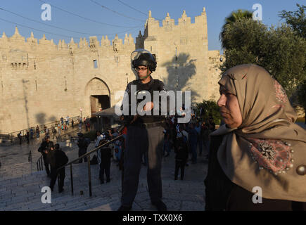 Un palestinese passa un israeliano della polizia di frontiera di guardia al di fuori porta di Damasco della Città Vecchia di Gerusalemme, 15 maggio 2018. I palestinesi stanno segnando la Naqba, un giorno dopo la dedizione di U.S. Ambasciata in Gerusalemme, che commemora la cacciata di più di 700.000 palestinesi dalle loro case a settanta anni fa. Foto di Debbie Hill/UPI Foto Stock