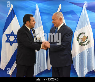 Il Presidente guatemalteco Jimmy Morales (L) agitare le mani con il Primo Ministro israeliano Benjamin Netanyahu (R) nel suo ufficio a Gerusalemme, Israele, 16 maggio 2018. Foto di Debbie Hill/UPI Foto Stock