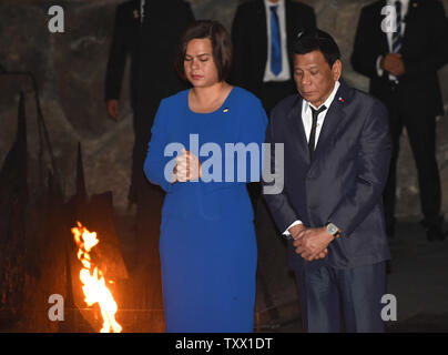 Il presidente filippino Rodrigo Duterte e sua figlia Sara pausa dopo la posa di una corona durante una cerimonia commemorativa nella sala del ricordo nel Mausoleo di Yad Vashem mondo Holocaust Museum di Gerusalemme, Israele, 3 settembre 2018. Foto di Debbie Hill/UPI Foto Stock