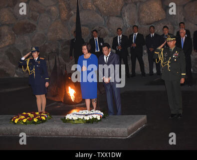 Il presidente filippino Rodrigo Duterte e sua figlia Sara pausa dopo la posa di una corona durante una cerimonia commemorativa nella sala del ricordo nel Mausoleo di Yad Vashem mondo Holocaust Museum di Gerusalemme, Israele, 3 settembre 2018. Foto di Debbie Hill/UPI Foto Stock