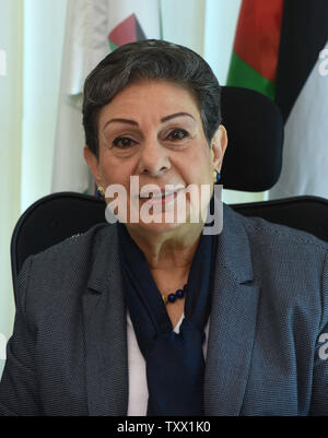 Il dottor Hanan Ashrawi, Capo del Dipartimento di diplomazia pubblica e politica dell'OLP, palestinese Organizzazione di liberazione, lavora nel suo ufficio nella sede OLP a Ramallah in Cisgiordania, 17 settembre 2018. Secondo una dichiarazione di PLO, le autorità degli Stati Uniti ha detto a dipendenti del OLP office in Washington, D.C. a cessare le operazioni, chiudere tutti i conti in banca e liberare i locali dal 13 ottobre. I visti di ambasciatore palestinese Husam Zomlot e la sua famiglia sono stati revocati dalle autorità americane che ha chiesto di lasciare il paese. Foto di Debbie Hill/UPI Foto Stock