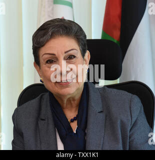 Il dottor Hanan Ashrawi, Capo del Dipartimento di diplomazia pubblica e politica dell'OLP, palestinese Organizzazione di liberazione, lavora nel suo ufficio nella sede OLP a Ramallah in Cisgiordania, 17 settembre 2018. Secondo una dichiarazione di PLO, le autorità degli Stati Uniti ha detto a dipendenti del OLP office in Washington, D.C. a cessare le operazioni, chiudere tutti i conti in banca e liberare i locali dal 13 ottobre. I visti di ambasciatore palestinese Husam Zomlot e la sua famiglia sono stati revocati dalle autorità americane che ha chiesto di lasciare il paese. Foto di Debbie Hill/UPI Foto Stock