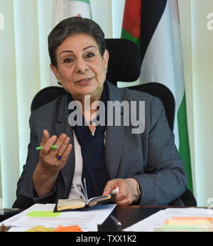 Il dottor Hanan Ashrawi, Capo del Dipartimento di diplomazia pubblica e politica dell'OLP, palestinese Organizzazione di liberazione, lavora nel suo ufficio nella sede OLP a Ramallah in Cisgiordania, 17 settembre 2018. Secondo una dichiarazione di PLO, le autorità degli Stati Uniti ha detto a dipendenti del OLP office in Washington, D.C. a cessare le operazioni, chiudere tutti i conti in banca e liberare i locali dal 13 ottobre. I visti di ambasciatore palestinese Husam Zomlot e la sua famiglia sono stati revocati dalle autorità americane che ha chiesto di lasciare il paese. Foto di Debbie Hill/UPI Foto Stock