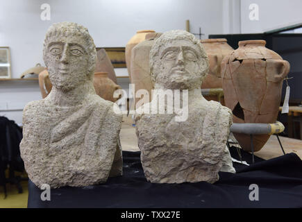 L'Autorità di Antichità Israele presenta due periodo tardo romano busti (terza - quarta CE), che sono stati scoperti di recente da una donna in una passeggiata nella Beth Shean nel nord di Israele, nei loro laboratori in Gerusalemme, 30 dicembre 2018. Gli studiosi affermano che il 1,7000 anni busti di calcare sono state poste all'ingresso delle grotte di sepoltura e probabilmente erano le immagini del defunto. Foto di Debbie Hill /UPI Foto Stock
