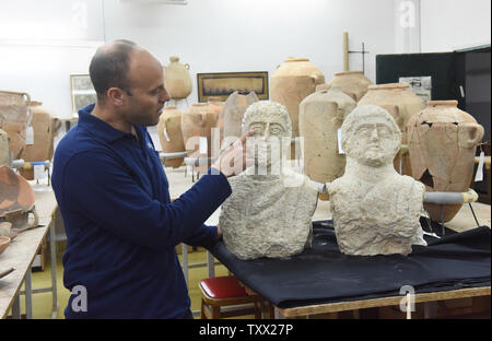 Il dott. Eitan Klein, archeologo e vice direttore delle Antichità prevenzione furti unità per Autorità di Antichità Israele presenta due periodo tardo romano busti (terza - quarta CE), che sono stati scoperti di recente da una donna in una passeggiata nella Beth Shean nel nord di Israele, nei loro laboratori in Gerusalemme, 30 dicembre 2018. Gli studiosi affermano che i busti sono state poste all'ingresso delle grotte di sepoltura e probabilmente erano le immagini del defunto. Foto di Debbie Hill /UPI Foto Stock