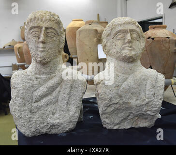 L'Autorità di Antichità Israele presenta due periodo tardo romano busti (terza - quarta CE), che sono stati scoperti di recente da una donna in una passeggiata nella Beth Shean nel nord di Israele, nei loro laboratori in Gerusalemme, 30 dicembre 2018. Gli studiosi affermano che il 1,7000 anni busti di calcare sono state poste all'ingresso delle grotte di sepoltura e probabilmente erano le immagini del defunto. Foto di Debbie Hill /UPI Foto Stock