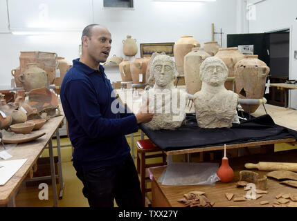 Il dott. Eitan Klein, archeologo e vice direttore delle Antichità prevenzione furti unità per Autorità di Antichità Israele presenta due periodo tardo romano busti (terza - quarta CE), che sono stati scoperti di recente da una donna in una passeggiata nella Beth Shean nel nord di Israele, nei loro laboratori in Gerusalemme, 30 dicembre 2018. Gli studiosi affermano che i busti sono state poste all'ingresso delle grotte di sepoltura e probabilmente erano le immagini del defunto. Foto di Debbie Hill /UPI Foto Stock