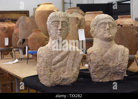 L'Autorità di Antichità Israele presenta due periodo tardo romano busti (terza - quarta CE), che sono stati scoperti di recente da una donna in una passeggiata nella Beth Shean nel nord di Israele, nei loro laboratori in Gerusalemme, 30 dicembre 2018. Gli studiosi affermano che il 1,7000 anni busti di calcare sono state poste all'ingresso delle grotte di sepoltura e probabilmente erano le immagini del defunto. Foto di Debbie Hill /UPI Foto Stock