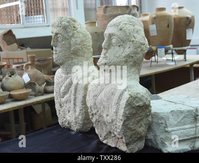 L'Autorità di Antichità Israele presenta due periodo tardo romano busti (terza - quarta CE), che sono stati scoperti di recente da una donna in una passeggiata nella Beth Shean nel nord di Israele, nei loro laboratori in Gerusalemme, 30 dicembre 2018. Gli studiosi affermano che il 1,7000 anni busti di calcare sono state poste all'ingresso delle grotte di sepoltura e probabilmente erano le immagini del defunto. Foto di Debbie Hill /UPI Foto Stock