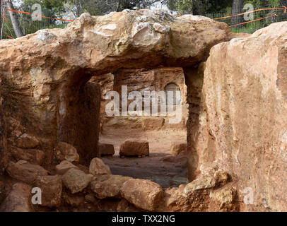 L'entrata a un 2000 anno vecchio podere la sepoltura di un villaggio ebraico dall'Hasmonean periodo viene scavato dalle Autorità di Antichità Israele nel quartiere arabo di Sharafat in Gerusalemme, 27 marzo 2019. Gli scavi hanno rivelato la sepoltura stravagante station wagon, un frantoio, Rituale Bagni, Mikveh e una colombaia. Foto di Debbie Hill/UPI Foto Stock