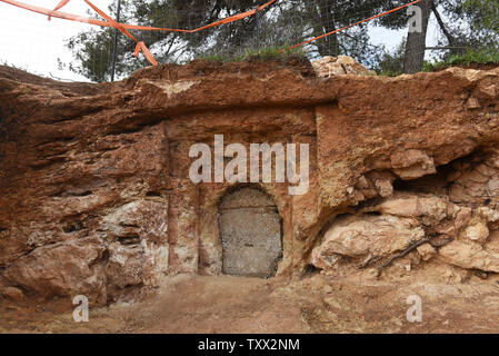 Un anno 2000 vecchia station wagon di sepoltura di un villaggio ebraico dall'Hasmonean periodo viene scavato dalle Autorità di Antichità Israele nel quartiere arabo di Sharafat in Gerusalemme, 27 marzo 2019. Gli scavi hanno rivelato la sepoltura stravagante station wagon, un frantoio, Rituale Bagni, Mikveh e una colombaia. Foto di Debbie Hill/UPI Foto Stock