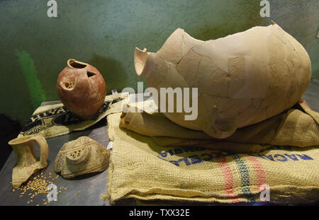 Un close-up di ceramica, scoperto in Israele, utilizzato come birra e idromele (miele vino) brocche torna in tempi antichi è visualizzato in occasione di una conferenza stampa presso il pub Biratenu in Gerusalemme, Israele, 22 maggio 2019. Gli scienziati israeliani dalla Hebrew University, Università di Tel Aviv e Bar Ilan University hanno aderito all'Antichità israeliane Autorità per resuscitare il lievito da antichi boccali di birra per creare un 5,000 anni brew. Foto di Debbie Hill/UPI Foto Stock