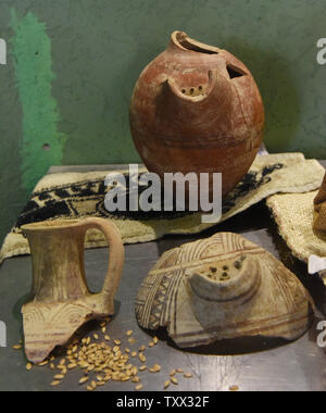Un close-up di ceramica, scoperto in Israele, utilizzato come birra e idromele (miele vino) brocche torna in tempi antichi è visualizzato in occasione di una conferenza stampa presso il pub Biratenu in Gerusalemme, Israele, 22 maggio 2019. Gli scienziati israeliani dalla Hebrew University, Università di Tel Aviv e Bar Ilan University hanno aderito all'Antichità israeliane Autorità per resuscitare il lievito da antichi boccali di birra per creare un 5,000 anni brew. Foto di Debbie Hill/UPI Foto Stock
