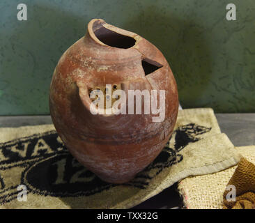 Un close-up di ceramica, scoperto in Israele, utilizzato come birra e idromele (miele vino) brocche torna in tempi antichi è visualizzato in occasione di una conferenza stampa presso il pub Biratenu in Gerusalemme, Israele, 22 maggio 2019. Gli scienziati israeliani dalla Hebrew University, Università di Tel Aviv e Bar Ilan University hanno aderito all'Antichità israeliane Autorità per resuscitare il lievito da antichi boccali di birra per creare un 5,000 anni brew. Foto di Debbie Hill/UPI Foto Stock