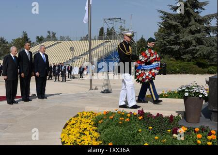 Stati Uniti Il presidente Barack Obama, Israli Presidente Shimon Peres e il Primo ministro Benjamin Netanyahu riflettere nel corso di una visita al luogo di sepoltura di Theodor Herzl a Mount Herzl sul lato ovest di Gerusalemme, Israele il 22 marzo 2013. Il monte Herzl è Israele il cimitero nazionale e prende il nome da Theodor Herzl, chi è stato il fondatore della moderna movimento sionista. Obama è nell'ultimo giorno della sua visita di tre giorni in Israele e nei territori palestinesi. UPI/Kobi Gedeone/oggetto Criteri di gruppo Foto Stock