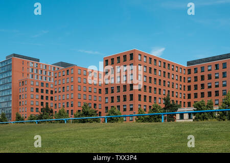 Real estate esterno, moderna facciata di edificio e cielo blu - Foto Stock