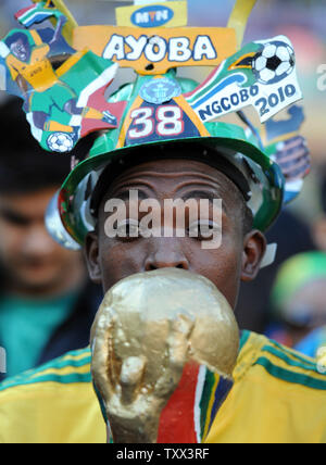 Un Sudafricano fan baci una replica della Coppa del Mondo FIFA prima del gruppo una partita allo stadio Soccer City di Johannesburg, Sud Africa su Giugno 11, 2010. UPI/Chris Brunskill Foto Stock