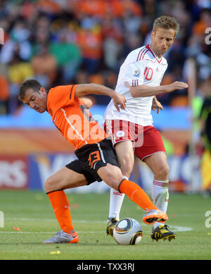 Rafael Van Der Vaart di Olanda e Martin Jorgensen della Danimarca durante il gruppo D corrisponde al Soccer City di Johannesburg, Sud Africa il 13 giugno 2010. UPI/Chris Brunskill Foto Stock