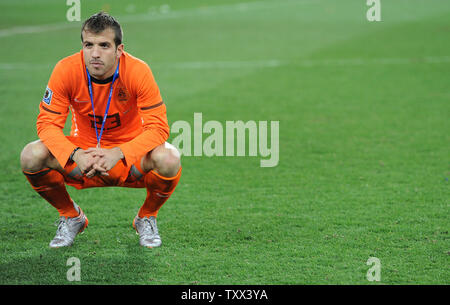 Rafael Van Der Vaart di Holland guarda sconsolato dopo la finale della Coppa del Mondo FIFA corrispondono al Soccer City Stadium di Johannesburg, Sud Africa sulla luglio 11, 2010. La Spagna ha sconfitto Holland 1-0. UPI/Chris Brunskill Foto Stock