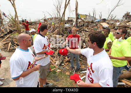 Louis Cardinals giocatori (L a R) Kyle McClenllan,Adam Wainwright e David Freese firmare autografi per i lavoratori la pulizia di detriti in Joplin Missouri il 8 giugno 2011. I giocatori erano in Joplin per promuovere il prossimo I-70 serie tra i cardinali e il Kansas City Royals in San Louis su giugno 17-19, dove vari eventi andrà a beneficio delle vittime del devastante Maggio 22 tornado che ha distrutto migliaia di abitazioni e aziende e ha ucciso 141 persone in Joplin. UPI/Bill Greenblatt Foto Stock