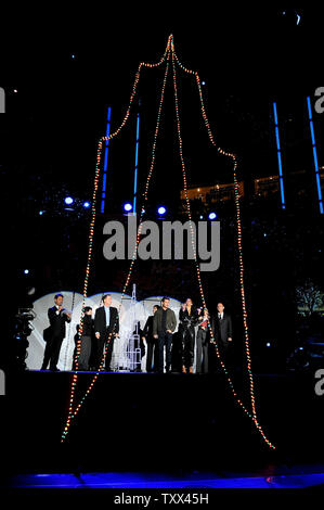 (L3-R) Direttore Brad Bird, l'attore Tom Cruise, attrice Paula Patton e produttore Bryan Burk pongono per la telecamera durante il Giappone per la premiere del film 'Mission:impossibile - Ghost Protocol' a Tokyo in Giappone, il 1 dicembre 2011. Tom soggiornato in Giappone per 24 ore. UPI/Keizo Mori Foto Stock