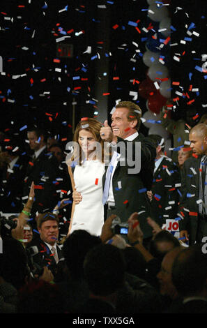 In California il governatore eletto, Arnold Schwarzenegger e la moglie Maria Shriver celebrare la sua vittoria nelle elezioni di richiamo al Century Plaza Hotel a Los Angeles, la California il 7 ottobre 2003. (UPI/Ken James) Foto Stock