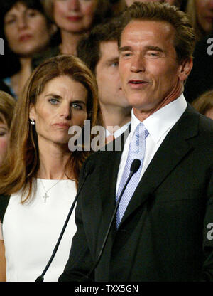 In California il governatore eletto Arnold Schwarzenegger e la moglie Maria Shriver celebrare la sua vittoria nelle elezioni di richiamo al Century Plaza Hotel a Los Angeles, la California il 7 ottobre 2003. (UPI/Ken James) Foto Stock