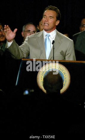 In California il governatore Arnold Schwarzenegger celebra presso la vittoria parte dello stato scrutinio proposizioni 57 e 58 il 2 marzo 2004, in Santa Monica, California. Prop 57 include un $15 miliardi di dollari di bond, il più grande della California della storia, per aiutare a bail lo stato fuori della attuale crisi finanziaria e 58 limiterà il futuro della spesa di disavanzo e di indebitamento. (UPI foto/Ken James) Foto Stock