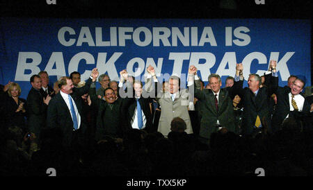 California Partito Repubblicano presidente Duf Sundheim, il Assemblyman Herb Wesson, Controller Steve Westly, California il governatore Arnold Schwarzenegger , il Assemblyman Keith Richman e Los Angeles Mayor James Hahn, da sinistra a destra, a celebrare la vittoria parte dello stato scrutinio proposizioni 57 e 58 il 2 marzo 2004, in Santa Monica, California. Prop 57 include un $15 miliardi di dollari di bond, il più grande della California della storia, per aiutare a bail lo stato fuori della attuale crisi finanziaria e 58 limiterà il futuro della spesa di disavanzo e di indebitamento. (UPI foto/Ken James) Foto Stock