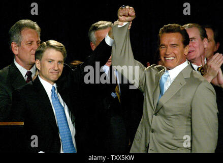 Il controllore di stato Steve Westly e California il governatore Arnold Schwarzenegger celebrare presso la vittoria parte dello stato scrutinio proposizioni 57 e 58 il 2 marzo 2004, in Santa Monica, California. Prop 57 include un $15 miliardi di dollari di bond, il più grande della California della storia, per aiutare a bail lo stato fuori della attuale crisi finanziaria e 58 limiterà il futuro della spesa di disavanzo e di indebitamento. (UPI foto/Ken James) Foto Stock