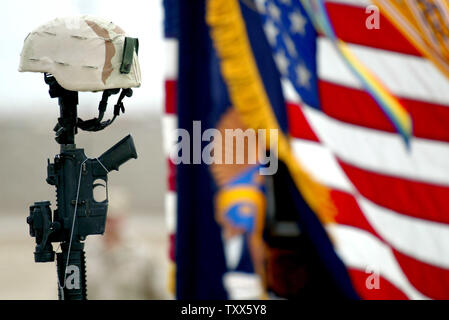 Un memoriale di servizio è tenuto per Caporale Glenn Watkins, un membro di una società 1-184TH fanteria, esercito californiano Guardia nazionale, attaccato alla quarta brigata dell'3ID a Camp Falcon a Baghdad, Iraq il 9 aprile 2005. Caporale Glenn Watkins è stato ucciso martedì da un VBIED (veicolo a base di esplosivi improvvisati dispositivo) a sud di Baghdad. (UPI Photo/ Ken James) Foto Stock