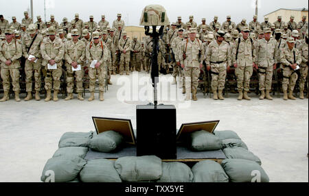 Un memoriale di servizio è tenuto per Caporale Glenn Watkins, un membro di una società 1-184TH fanteria, esercito californiano Guardia nazionale, attaccato alla quarta brigata dell'3ID a Camp Falcon a Baghdad, Iraq il 9 aprile 2005. Caporale Glenn Watkins è stato ucciso martedì da un VBIED (veicolo a base di esplosivi improvvisati dispositivo) a sud di Baghdad. (UPI Photo/ Ken James) Foto Stock