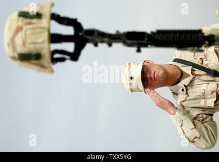 Specialista di Leonardo Davila saluta durante un memoriale di servizio detenuti per Caporale Glenn Watkins, un membro di una società 1-184TH fanteria, esercito californiano Guardia nazionale, attaccato alla quarta brigata dell'3ID a Camp Falcon a Baghdad, Iraq il 9 aprile 2005. Caporale Glenn Watkins è stato ucciso martedì da un VBIED (veicolo a base di esplosivi improvvisati dispositivo) a sud di Baghdad. (UPI Photo/ Ken James) Foto Stock