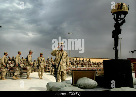 Un memoriale di servizio è tenuto per Caporale Glenn Watkins, un membro di una società 1-184TH fanteria, esercito californiano Guardia nazionale, attaccato alla quarta brigata dell'3ID a Camp Falcon a Baghdad, Iraq il 9 aprile 2005. Caporale Glenn Watkins è stato ucciso martedì da un VBIED (veicolo a base di esplosivi improvvisati dispositivo) a sud di Baghdad. (UPI Photo/ Ken James) Foto Stock