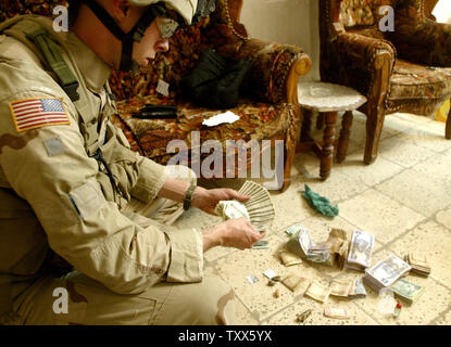 Elementi di Charlie Company 1-184th fanteria dell'esercito californiano Guardia nazionale, attaccato alla quarta brigata dell'3ID, il comportamento di un raid in una casa di insorti, a Baghdad, Iraq, 11 aprile 2005. Più di 500 le forze di sicurezza irachene, in cooperazione con la Task Force Baghdad soldati, cercato più di 90 obiettivi e 65 detenuti sospetti terroristi nel quartiere Al-Rasheed durante le incursioni inizio lunedì mattina a Baghdad. (UPI foto/Ken James) Foto Stock