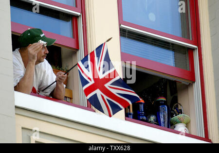 Un residente locale attende l arrivo del principe Charles, Principe di Galles, e sua moglie Camilla, la duchessa di Cornovaglia all'Empress Hotel che offre alloggi per ex senzatetto di San Francisco il 8 novembre 2005. (UPI foto/Ken James) Foto Stock