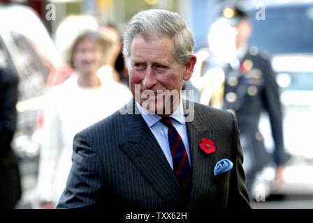 Il principe Charles, Principe di Galles, e sua moglie Camilla, la duchessa di Cornovaglia arrivano all'Empress Hotel che offre alloggi per ex senzatetto di San Francisco il 8 novembre 2005. (UPI foto/Ken James) Foto Stock