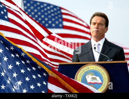 Il governatore della California Arnold Schwarzenegger dedica il nord della California è di nuovo per veterani cimitero vicino Igo, in California, a novembre 11th, 2005. (UPI foto/Ken James) Foto Stock